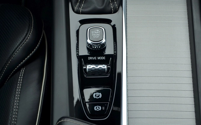 Volvo XC 60 cena 149889 przebieg: 100000, rok produkcji 2019 z Pyzdry małe 254